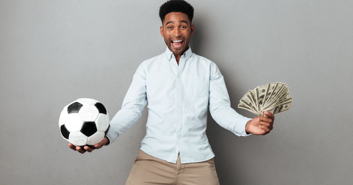 homem-feliz-segurando uma bola e notas de dinheiro após ganhar no cassino